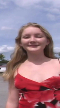 Une jolie fille naturelle se barasse dans des lieux publics ouverts