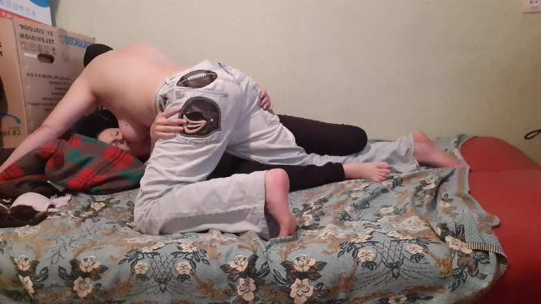 Lesbian-candys: Während meine stiefmutter an mir reibt, lecke ich ihre großen...