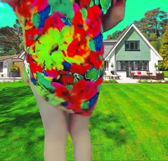 Kitty_Cross: Грайлива фембоя дражнить спідницею на вітряній вулиці