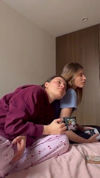 Jím péro své spolubydlící, zatímco ona hraje videohry