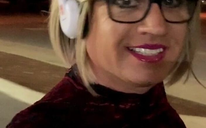 CindieLove: Zcela závislá exhibicionistka Crossdressing děvka