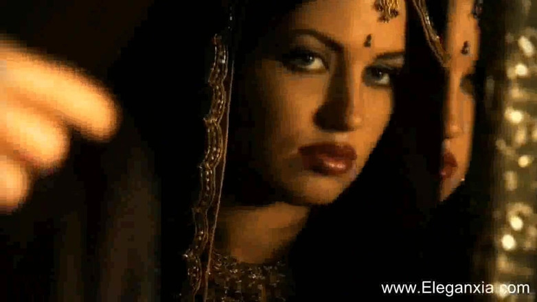 Eleganxia: O indiancă sexy își expune corpul indian perfect