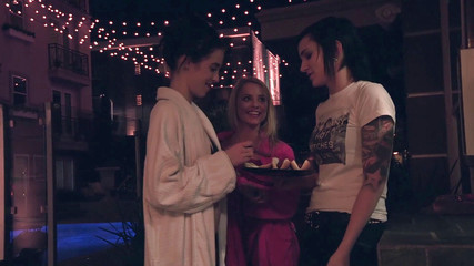 Leon Lambert Girls Twerk Parties CFNM: Un sex în trei lesbian de Halloween