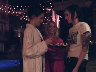 Leon Lambert: Seks threesome lesbian di hari halloween