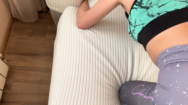 CumInMyMouthBaby: Kongkek ibu tiri saya yang tersangkut di sofa - sudut pandangan...