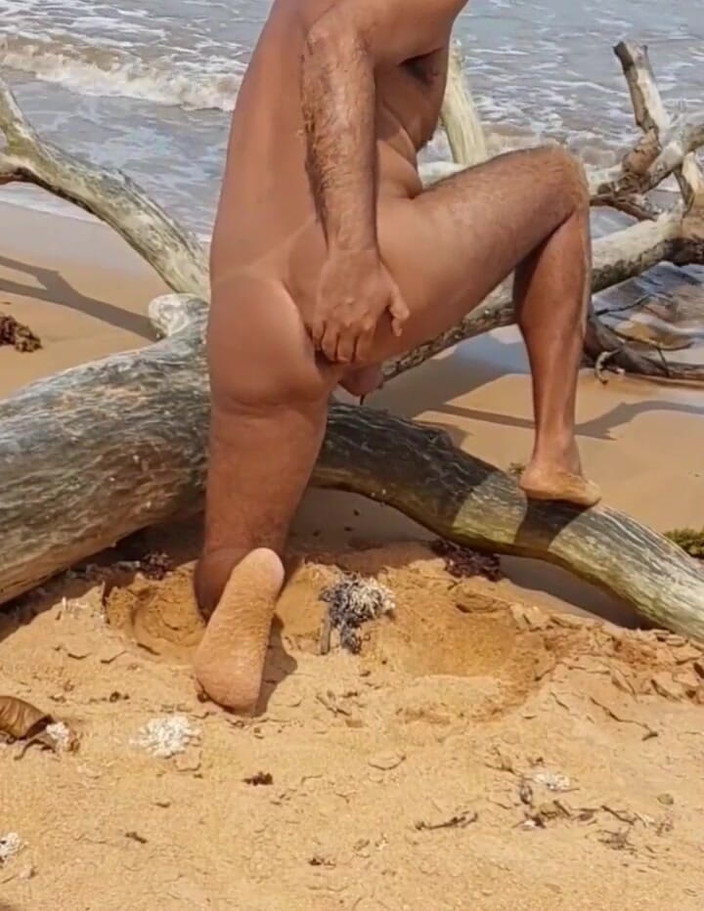 Ladysilvas: Ladysilva porno gay sulla spiaggia vogliosa di un cazzo nel...