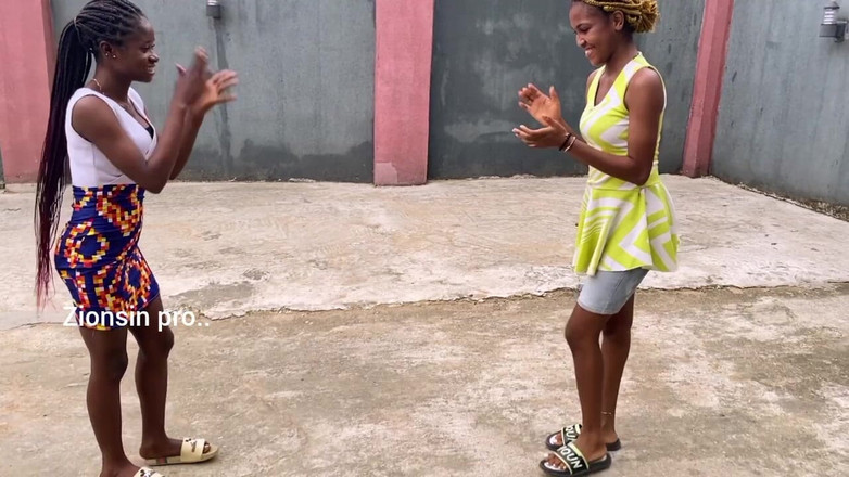 Zion: Gadis-gadis afrika lagi asik main game di luar ruangan