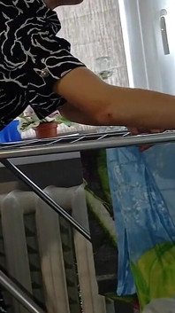 다른 이웃이 스트랩으로 그녀를 따먹는 동안 그녀의 세탁물에 매달려있는 이웃 중 하나를 잡았어