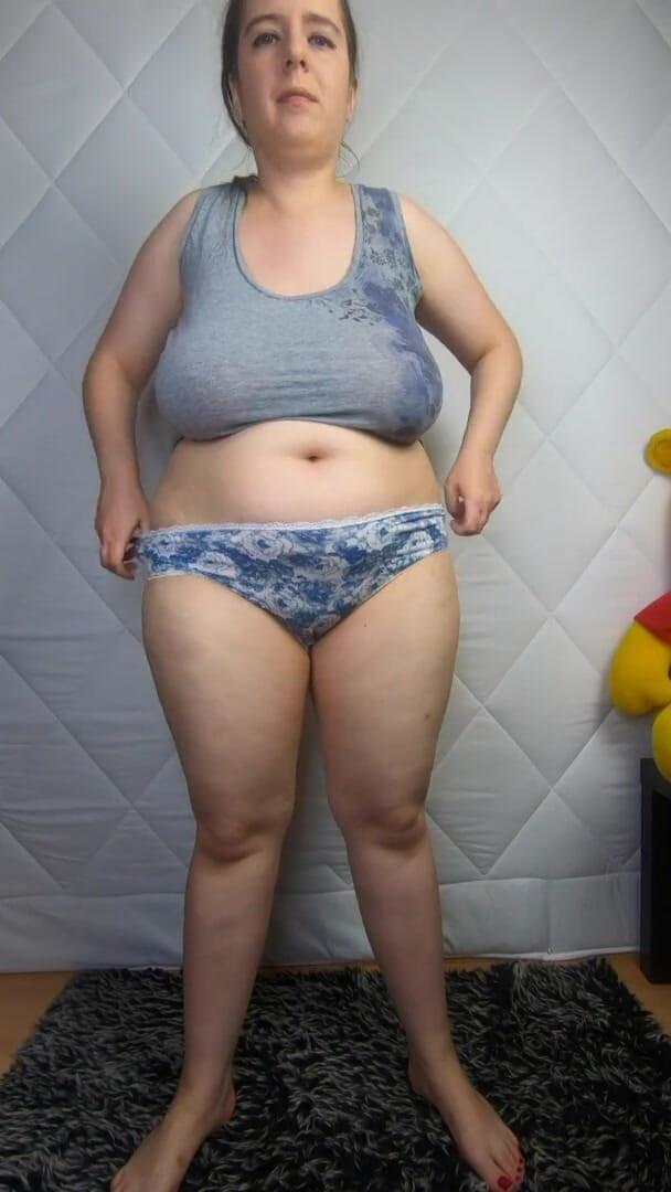 Lingerie Review: Elle essaye une culotte non censurée