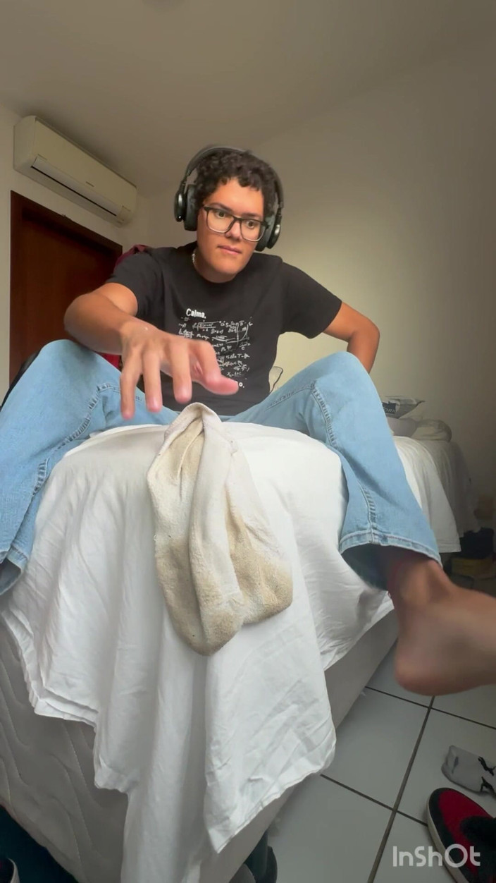 Boy feet: 02- Corpul meu tânăr, penisul și picioarele mele