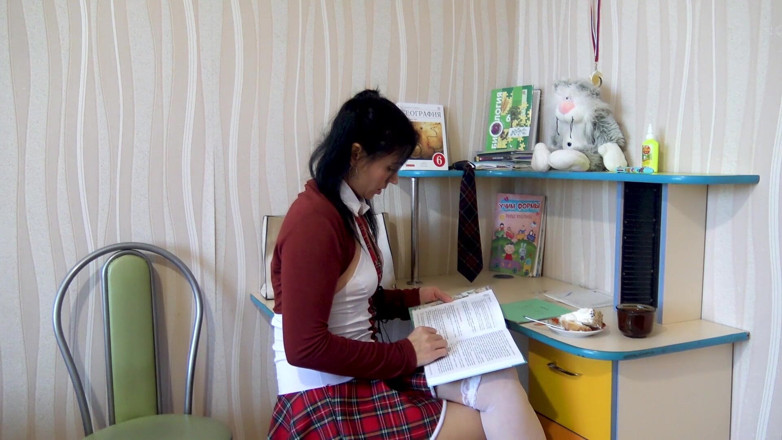 KristinaSlut: Chica universitaria jugando con coño mojado