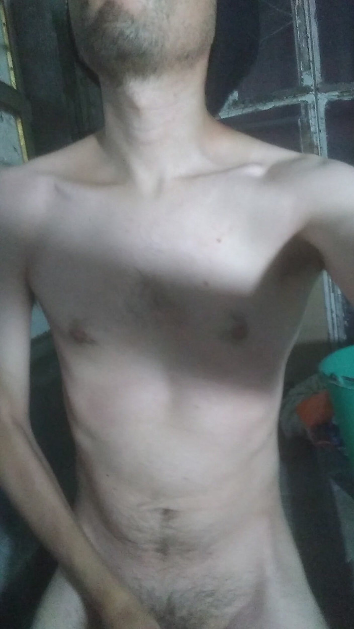 AlejandroFt: 세탁실에서 자위하고 있습니다.