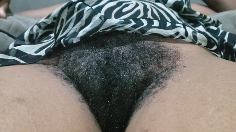 Lovemina: Hete weelderige schoonheid - risicovol moment liggen met haar harige poesje...