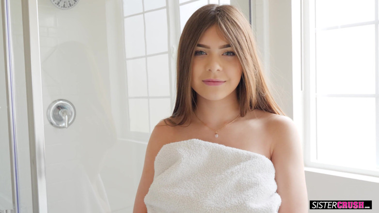 JAYS POV: Winter Jade, demi-sœur latina excitée, se fait éjaculer dessus par son...
