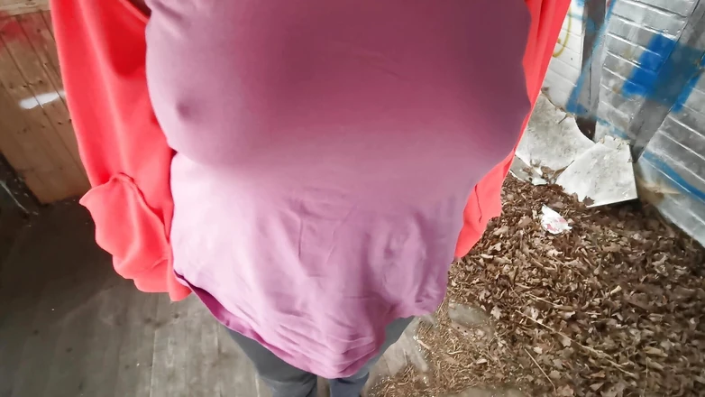 Bouncy Tits Action: Полностью обнаженная задница и шлепанье киски в хижине