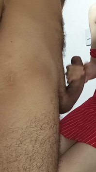 我的继妹和我非常饥渴，我们无法抑制做爱的冲动