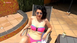 Eftermiddagssex i poolen par som har kul att knulla och har det bra
