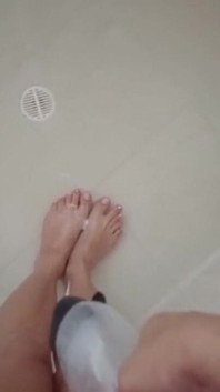 Kaki Seksi di Kamar Mandi