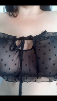 Spelen met mijn tepels in mijn schattige kleine outfit