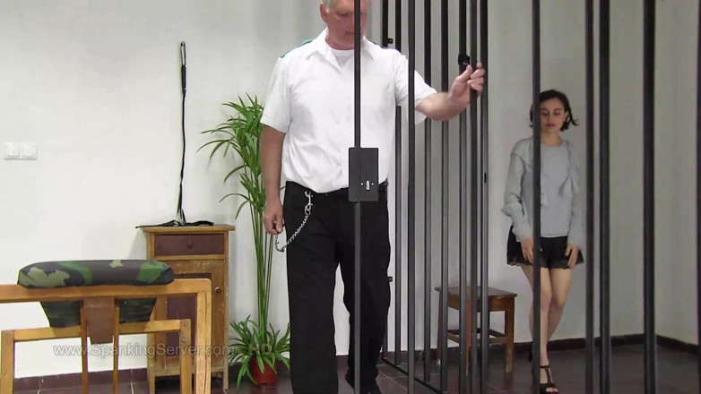 Spanking Server: Yasmeena fouette le cul à la prison