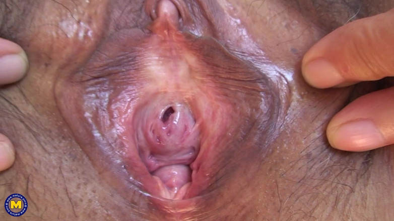 Mature NL: kaamuk spenish daadi apni choot dikha rahi hai