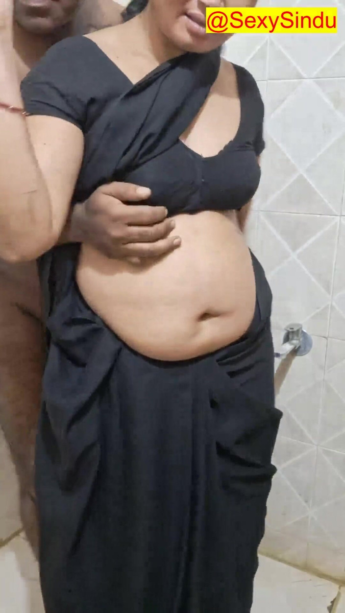 Sexy sindu: 印度人妻熟女穿着纱丽服洗澡