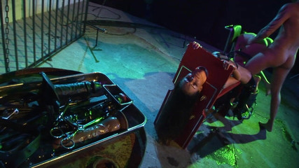 The Hunter Collection: Si rambut coklat jalang dalam sangkar dikongkek dalam penembusan berganda