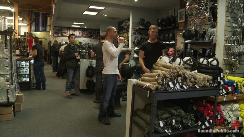 Bound in public: Jessie Colter follada en grupo en la tienda de cuero...