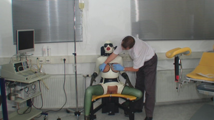 Rubber & Clinic Studio - 1ATOYS: Experiență ciudată cu cauciuc