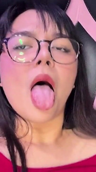 Pinay tek başına mastürbasyon ve klitoris oyunu