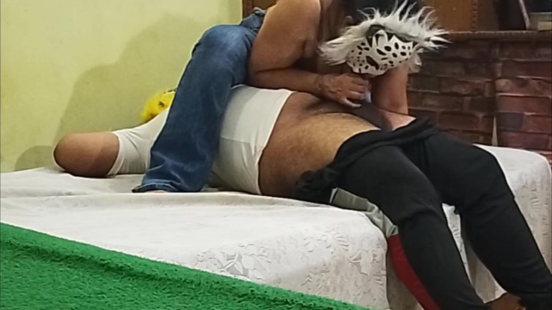 aliabegum: Moje nevlastní sestra mi dává orální sex a stříkám jí...