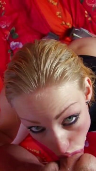 BIGTITS - model foto sexy și țâțos în timp ce face poze este futută adânc în gură și în gaura ei de pizdă