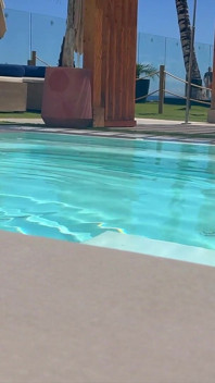 Eu encontro uma turista latina puta na piscina. Chupada e fodida por um estranho em um hotel em um resort à beira-mar