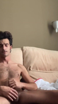Melancap di sofa