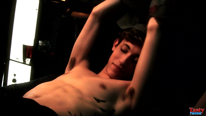 Tasty Twink: Mengisi mulut kecilnya yang panas