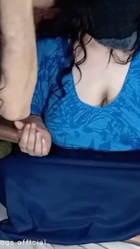 印度胖乎乎的妻子给我的邻居打手枪，他在直播中抓住了她的大胸部