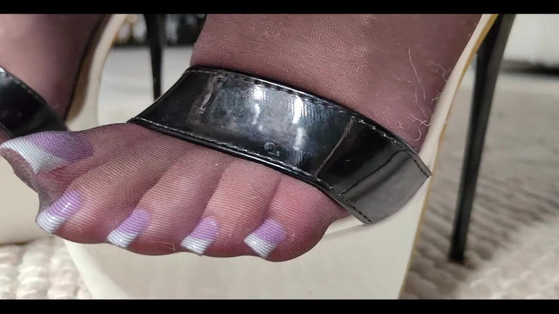 Goddess Lena: Foot Play