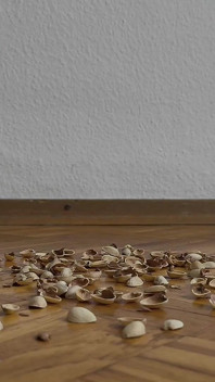 Donna Da 130kg Che Cammina Sul Pistachio Shells - Suoni Croccanti