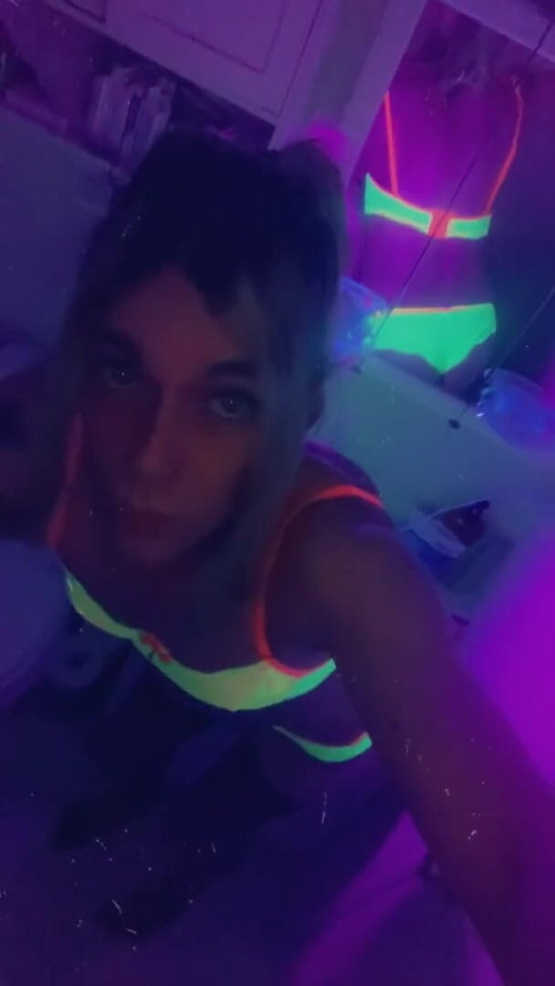 CarmenMelatonin: Sexy partygirl will in dessous spielen