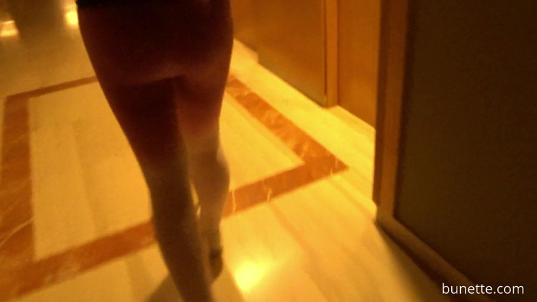 Bunette_com: Plug anale passeggiata in pantaloni da yoga
