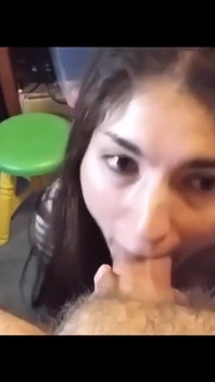 Mamă sexy amatoare se fute și suge pula pentru ejaculare facială