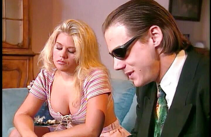 Perfect Porno: Mib kanepede sigara içen ateşli genç büyük memeli sarışınla sikişiyor