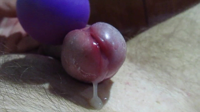 Hot guy solo: Grande sborrata dal sex toy sul cazzo