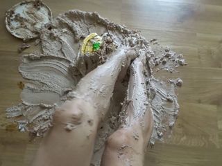 Monica Crush: Écrasement de gâteau pieds nus