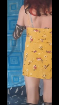Teaser en mi sexy vestido amarillo y bragas azules