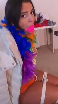 Latina terikat ketat dan disedak dengan gag yang berbeza! Walaupun memakai boa bulu dan taman bulu yang berbeza (saiz yang lebih kecil)