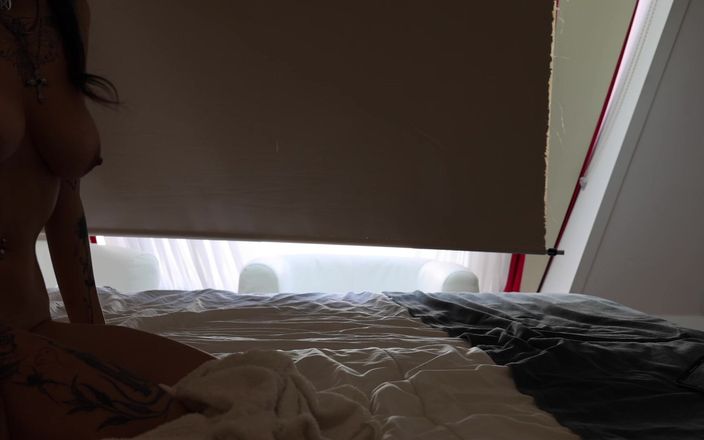 FlirtynDirty: Grande peituda gótica menina Katt é muito tímida, mas gosta de...