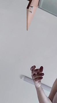 Chatte brune poilue, gros seins, femme poilue sensuelle dans la cuisine. Maman sexy, chatte poilue, gros cul