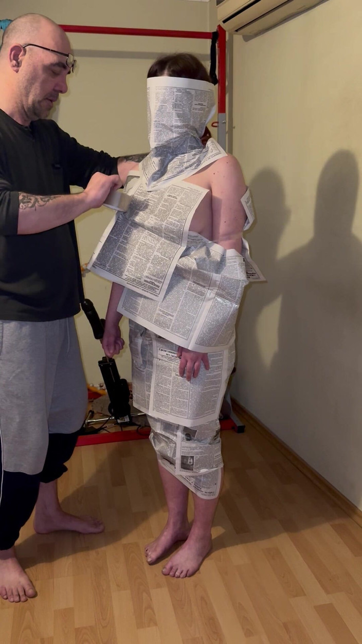 Elena917: Zeitungsfetisch - mich in eine Zeitung einwickeln