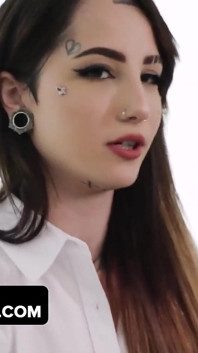 放荡的万圣节继女想要吮吸继父的鸡巴完整影片